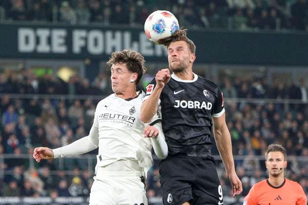 Mönchengladbach, Deutschland, 05.10.25: Philipp Sander (Borussia Mönchengladbach) und Lucas Höler (SC Freiburg) im Kampf um den Ball waehrend des Spiels der Bundesliga zwischen Borussia Mönchengladbach vs SC Freiburg im Stadion im Borussia Park Mönchengladbach Stadion im Borussia Park North Rhine-Westphalia Germany Copyright: xBrauer-Fotoagenturx xAdrianxSchlx