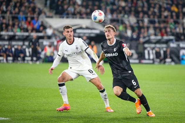 Mönchengladbach, Deutschland, 05.10.25: Yannik Engelhardt (Borussia Mönchengladbach) und Patrick Osterhage (SC Freiburg) im Kampf um den Ball waehrend des Spiels der Bundesliga zwischen Borussia Mönchengladbach vs SC Freiburg im Stadion im Borussia Park Mönchengladbach Stadion im Borussia Park North Rhine-Westphalia Germany Copyright: xBrauer-Fotoagenturx xAdrianxSchlx