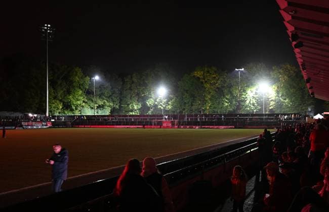 05.10.2025, xophax, Fussball , Frauen Bundesliga Google Pixel Frauen - Bundesliga 25 26 Saison 2025 2026 Franz Kremer Stadion 1.FC Köln gegen Bayer 04 Leverkusen Flutlichtausfall , Spielunterbrechung. Ausfall vom Flutlichtmasten. Zuschauer im Dunkeln. (DFL DFB REGULATIONS PROHIBIT ANY USE OF PHOTOGRAPHS as IMAGE SEQUENCES and or QUASI-VIDEO) Koeln