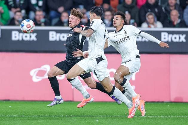 05.10.2025, Fußball, Borussia Mönchengladbach - SC Freiburg, 1. Fußball Bundesliga, Borussia-Park, Saison 2025 2026: Philipp Treu (SC Freiburg 29) im Zweikampf gegen Kevin Diks (Borussia Mönchengladbach 04) DFB regulations prohibit any use of photographs as image sequences and or quasi-video. Nordrhein-Westfalen Deutschland