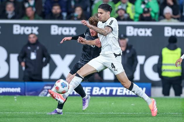 05.10.2025, Fußball, Borussia Mönchengladbach - SC Freiburg, 1. Fußball Bundesliga, Borussia-Park, Saison 2025 2026: Philipp Treu (SC Freiburg 29) im Zweikampf gegen Kevin Diks (Borussia Mönchengladbach 04) DFB regulations prohibit any use of photographs as image sequences and or quasi-video. Nordrhein-Westfalen Deutschland