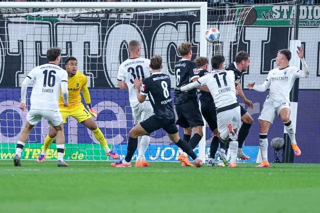 05.10.2025, Fußball, Borussia Mönchengladbach - SC Freiburg, 1. Fußball Bundesliga, Borussia-Park, Saison 2025 2026: Strafraumaktion Yannik Engelhardt (Borussia Mönchengladbach 06) gegen Torwart Noah Atubolu (SC Freiburg 01) DFB regulations prohibit any use of photographs as image sequences and or quasi-video. Nordrhein-Westfalen Deutschland