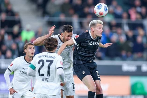 05.10.2025, Fußball, Borussia Mönchengladbach - SC Freiburg, 1. Fußball Bundesliga, Borussia-Park, Saison 2025 2026: Haris Tabakovic (Borussia Mönchengladbach 15) im Zweikampf gegen Matthias Ginter (SC Freiburg 28) Kopfball Kopfballduell DFB regulations prohibit any use of photographs as image sequences and or quasi-video. Nordrhein-Westfalen Deutschland