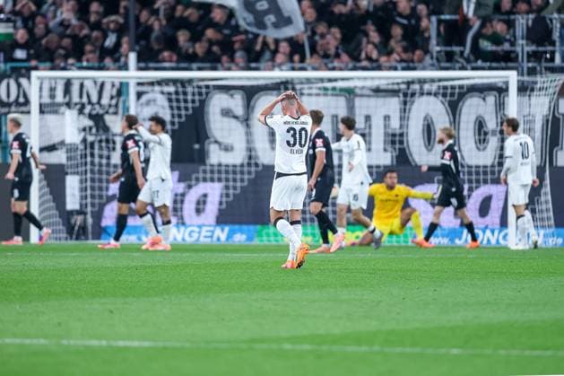 05.10.2025, Fußball, Borussia Mönchengladbach - SC Freiburg, 1. Fußball Bundesliga, Borussia-Park, Saison 2025 2026: Nico Elvedi (Borussia Mönchengladbach 30) steht enttäuscht auf dem Spielfeld DFB regulations prohibit any use of photographs as image sequences and or quasi-video. Nordrhein-Westfalen Deutschland