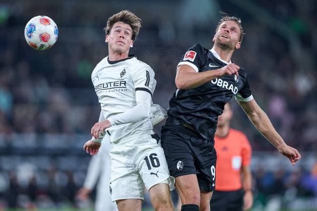 05.10.2025, Fußball, Borussia Mönchengladbach - SC Freiburg, 1. Fußball Bundesliga, Borussia-Park, Saison 2025 2026: Philipp Sander (Borussia Mönchengladbach 16) im Zweikampf gegen Lucas Höler (SC Freiburg 09) Kopfball Kopfballduell DFB regulations prohibit any use of photographs as image sequences and or quasi-video. Nordrhein-Westfalen Deutschland