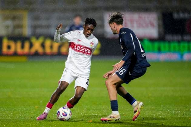 v.li.: Justin Diehl (VfB II, 26), Yannis Hör (TSG II, 16), Zweikampf, Spielszene, Duell, duel, tackle, tackling, Dynamik, Action, Aktion, 05.10.2025, Sinsheim (Deutschland), Fussball, 3. Liga, TSG 1899 Hoffenheim II - VfB Stuttgart II, DFB DFL REGULATIONS PROHIBIT ANY USE OF PHOTOGRAPHS AS IMAGE SEQUENCES AND OR QUASI-VIDEO.