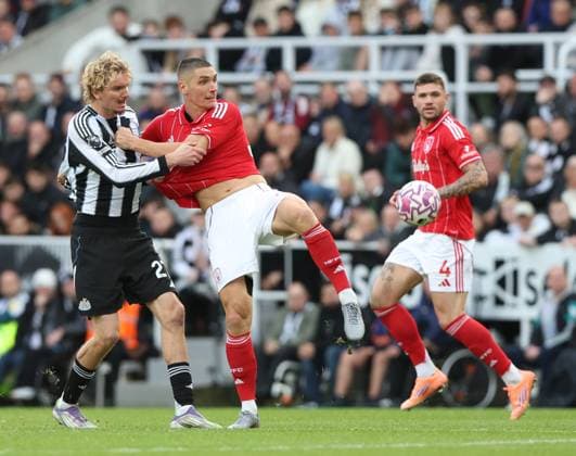 Newcastle Upon Tyne, England, 5th October 2025. Nick Woltemade (L) of Newcastle United in action with Nikola Milenkovic of Nottingham Forest during the Newcastle United vs Nottingham Forest Premier League match at St. James Park, Newcastle Upon Tyne. Picture credit should read: Nigel Roddis Sportimage EDITORIAL USE ONLY. No use with unauthorised audio, video, data, fixture lists, club league logos or live services. Online in-match use limited to 120 images, no video emulation. No use in betting, games or single club league player publications. SPI_073_NR_NEWC_NOTT SPI-4199-0071