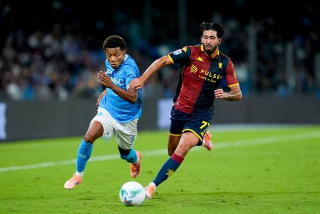 SSC Napoli v Genoa CFC - Serie A Enilive David Neres of SSC Napoli and Mikael Egill Ellertsson of Genoa CFC compete for the ball during the serie Serie A Enilive match between SSC Napoli and Genoa CFC at Stadio Diego Armando Maradona on October 5, 2025 in Naples, Italy Naples Stadio Diego Armando Maradona Naples Italy Copyright: xGiuseppexMaffiax 251005_SerieA_Napoli-Genoa_3729