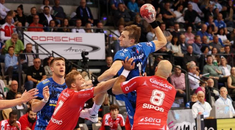 BAU 05.10.2025 Stuttgart Handball TVB Stuttgart vs. MT Melsungen, vorn v.l. David Mandic (Melsungen), Simone Mengon (TVB), Adrian Sipos (Melsungen)