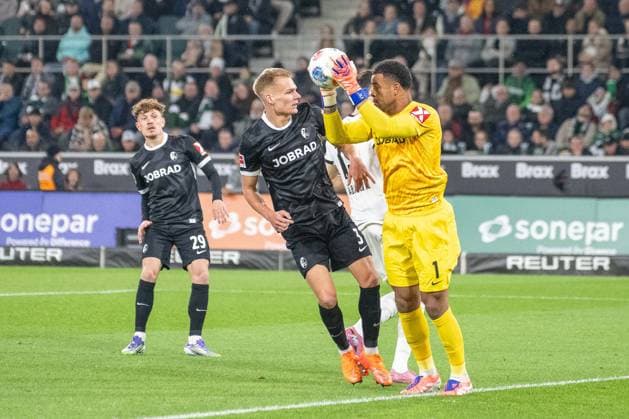 05.10.2025, Fussball: 1. Bundesliga, Saison 2025 2026, 06. Spieltag, Borussia Moenchengladbach - SC Freiburg im Borussia-Park in Moenchengladbach. 01scf faengt den Ball vor Philipp Lienhart (SC Freiburg, 03). Wichtiger Hinweis: Gemaess den Vorgaben der DFL Deutsche Fussball Liga bzw. des DFB Deutscher Fussball-Bund ist es untersagt, in dem Stadion und oder vom Spiel angefertigte Fotoaufnahmen in Form von Sequenzbildern und oder videoaehnlichen Fotostrecken zu verwerten bzw. verwerten zu lassen. Foto: Kirchner-Media Thomas Haesler Copyright: xKirchner-Media ThomasxHaeslerx