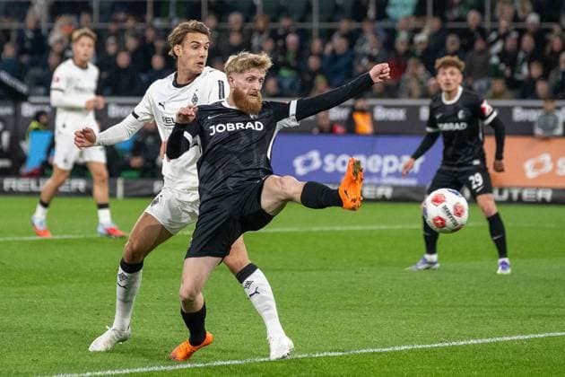 05.10.2025, Fussball: 1. Bundesliga, Saison 2025 2026, 06. Spieltag, Borussia Moenchengladbach - SC Freiburg im Borussia-Park in Moenchengladbach. Florian Neuhaus (Borussia Moenchengladbach, 10) und Jan Niklas Beste (SC Freiburg, 19) verpassen die Hereingabe. Wichtiger Hinweis: Gemaess den Vorgaben der DFL Deutsche Fussball Liga bzw. des DFB Deutscher Fussball-Bund ist es untersagt, in dem Stadion und oder vom Spiel angefertigte Fotoaufnahmen in Form von Sequenzbildern und oder videoaehnlichen Fotostrecken zu verwerten bzw. verwerten zu lassen. Foto: Kirchner-Media Thomas Haesler Copyright: xKirchner-Media ThomasxHaeslerx
