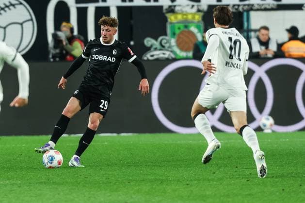 Fussball, Bundesliga Saison 2025 2026 6. Spieltag Borussia Mönchengladbach - SC Freiburg 05.10.2025, BORUSSIA-PARK Philipp Treu (SC Freiburg, 29) Florian Neuhaus (Borussia Mönchengladbach, 10) Mönchengladbach BORUSSIA-PARK Nordrhein-Westfalen Deutschland