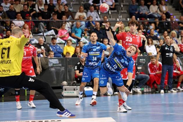 BAU 05.10.2025 Stuttgart Handball TVB Stuttgart vs. MT Melsungen, vorn v.l. Laszlo Bartucz (Melsungen), Simone Mengon (TVB)