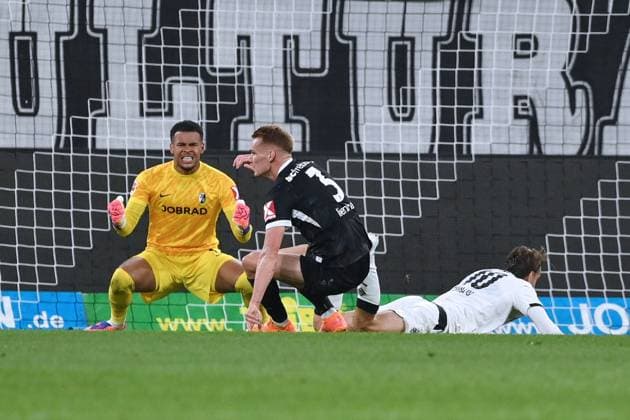 Torwart Noah Atubolu (SC Freiburg) feiert die Rettungsaktion von Philipp Lienhart (SC Freiburg) gegen Florian Neuhaus (Borussia Moenchengladbach), re. 05.10.2025, Fussball 1. Bundesliga, Saison 2025 2026, 6. Spieltag, Borussia Mönchengladbach - SC Freiburg DFL regulations prohibit any use of photographs as image sequences and or quasi-video Moenchengladbach Borussia Park Nordrhein Westfalen Deutschland