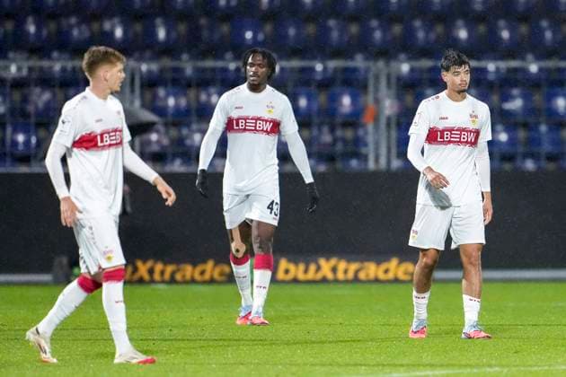 v.li.: Jordan Aleksander Majchrzak (VfB II, 30), Dan-Axel Zagadou (VfB II, 43), Mirza Catovic (VfB II, 5), Spieler vom VfB Stuttgart II U21, U 21 , enttäuscht schauend, Enttäuschung, Frustration, disappointed, pessimistisch, nach dem Gegentor zum 1:1, Action, Aktion, Spielszene, 05.10.2025, Sinsheim (Deutschland), Fussball, 3. Liga, TSG 1899 Hoffenheim II - VfB Stuttgart II, DFB DFL REGULATIONS PROHIBIT ANY USE OF PHOTOGRAPHS AS IMAGE SEQUENCES AND OR QUASI-VIDEO.