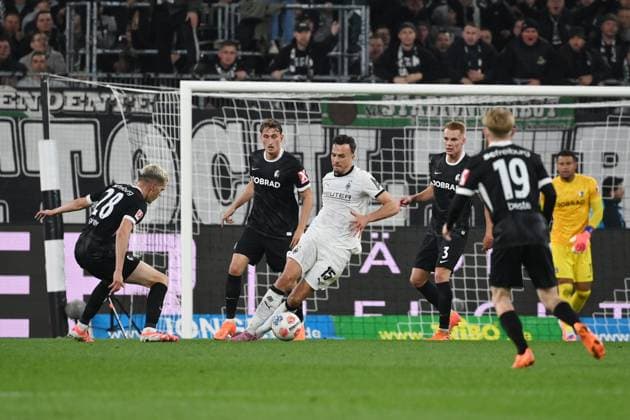 Matthias Ginter (SC Freiburg), Patrick Osterhage (SC Freiburg), Haris Tabakovic (Borussia Moenchengladbach), Philipp Lienhart (SC Freiburg), v.li. 05.10.2025, Fussball 1. Bundesliga, Saison 2025 2026, 6. Spieltag, Borussia Mönchengladbach - SC Freiburg DFL regulations prohibit any use of photographs as image sequences and or quasi-video Moenchengladbach Borussia Park Nordrhein Westfalen Deutschland