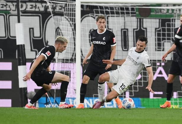 Matthias Ginter (SC Freiburg), Patrick Osterhage (SC Freiburg), Haris Tabakovic (Borussia Moenchengladbach), v.li. 05.10.2025, Fussball 1. Bundesliga, Saison 2025 2026, 6. Spieltag, Borussia Mönchengladbach - SC Freiburg DFL regulations prohibit any use of photographs as image sequences and or quasi-video Moenchengladbach Borussia Park Nordrhein Westfalen Deutschland
