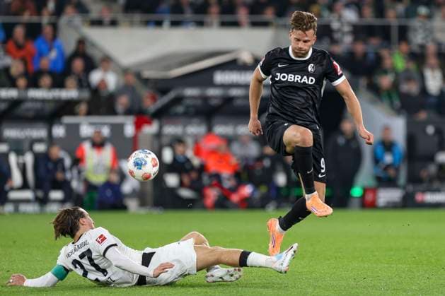 Mönchengladbach, Deutschland, 05.10.25: Rocco Reitz (Borussia Mönchengladbach) und Lucas Höler (SC Freiburg) im Kampf um den Ball waehrend des Spiels der Bundesliga zwischen Borussia Mönchengladbach vs SC Freiburg im Stadion im Borussia Park Mönchengladbach Stadion im Borussia Park North Rhine-Westphalia Germany Copyright: xBrauer-Fotoagenturx xAdrianxSchlx