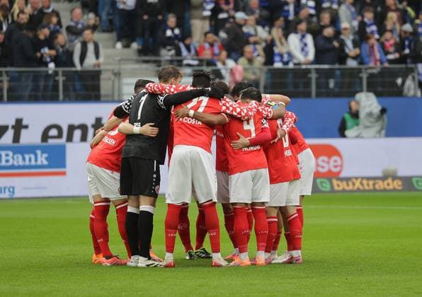 Mannschaftskreis Mainz Fussball, Herren, Saison 2025 2026,1.Liga, Volksparkstadion, Hamburger SV gegen 1.FSV Mainz 05, 4-0 DFL REGULATIONS PROHIBIT ANY USE OF PHOTOGRAPHS AS IMAGE SEQUENCES AND OR QUASI-VIDEO.