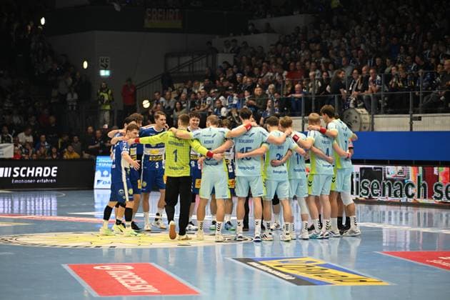 RECORD DATE NOT STATED Oskar Joelsson (3; ThSV Eisenach), Tillman Leu (99; ThSV Eisenach) und Vincent Buchner (74; ThSV Eisenach) stehen im Mannschaftskreis mit Spielern von VfL Gummersbach Mannschaftskreis vor Spielbeginn Copyright: xJoshuaxHildebrandtx