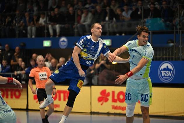 RECORD DATE NOT STATED Fynn Hangstein (10; ThSV Eisenach) und Julian Koester (7; VfL Gummersbach) im Zweikampf um den Ball Fynn Hangstein (10; ThSV Eisenach) und Julian Koester (7; VfL Gummersbach) im Zweikampf Copyright: xJoshuaxHildebrandtx