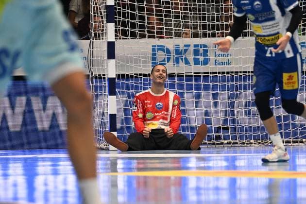 RECORD DATE NOT STATED Silvio Heinevetter (12; ThSV Eisenach) sitzt lachend im Tor Silvio Heinevetter (12; ThSV Eisenach) im Tor Copyright: xJoshuaxHildebrandtx