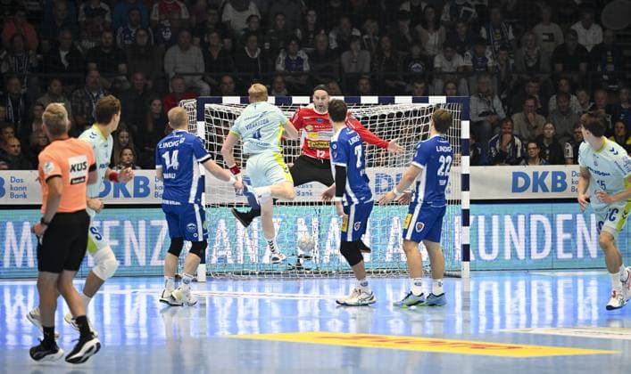 Silvio Heinevetter (12; ThSV Eisenach) pariert einen Wurf gegen Ellidi Snaer Vidarsson (4, VfL Gummersbach) Silvio Heinevetter (12; ThSV Eisenach) pariert Wurf Copyright: xJoshuaxHildebrandtx