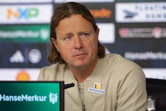 GER, xFSx ,Hamburg, HSV , 1. Bundesliga , Fussball, DFL, Hamburger SV , am Hamburger Volksparkstadion , 1.FSV Mainz 05 , 05.10.2025 v.l. Pressenkonferenz Trainer Bo Henriksen (1.FSV Mainz 05) enttaeuscht, enttaeusch schauend, dissapointed, traurig, frustriert, frust, gefrustet DFL regulations prohibit any use of photographs as image sequences and or quasi-video. Copyright: HMBxMedia FernandoxSoares