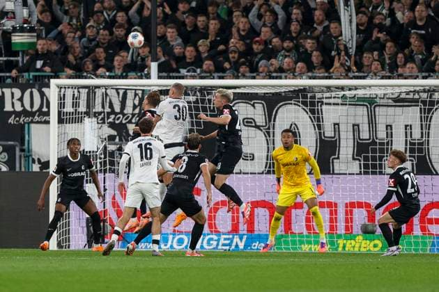 Mönchengladbach, Deutschland, 05.10.25: Nico Elvedi (Borussia Mönchengladbach) und Matthias Ginter (SC Freiburg) im Kampf um den Ball waehrend des Spiels der Bundesliga zwischen Borussia Mönchengladbach vs SC Freiburg im Stadion im Borussia Park Mönchengladbach Stadion im Borussia Park North Rhine-Westphalia Germany Copyright: xBrauer-Fotoagenturx xAdrianxSchlx