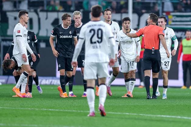 05.10.2025, Fußball, Borussia Mönchengladbach - SC Freiburg, 1. Fußball Bundesliga, Borussia-Park, Saison 2025 2026: Tummult um Schiedsrichter Daniel Schlager DFB regulations prohibit any use of photographs as image sequences and or quasi-video. Nordrhein-Westfalen Deutschland