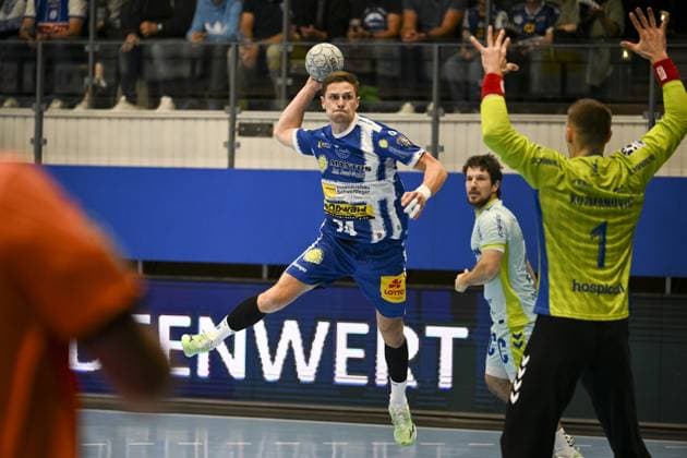 Vincent Buchner (74; ThSV Eisenach) wirft, Dominik Kuzmanovic (1; VfL Gummersbach) (Torwart) verteidigt Vincent Buchner (74; ThSV Eisenach) wirft aufs Tor Copyright: xJoshuaxHildebrandtx