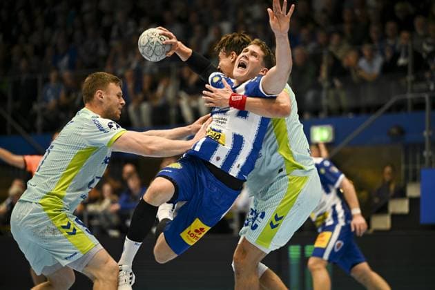 Kristjan Horzen (27; VfL Gummersbach) verteidigt gegen Vukasin Antonijevic (41; ThSV Eisenach) mit Ball Zweikampf Kristjan Horzen (27; VfL Gummersbach) gegen Vukasin Antonijevic (41; ThSV Eisenach) Copyright: xJoshuaxHildebrandtx