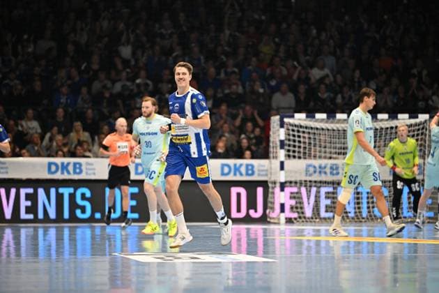 RECORD DATE NOT STATED Oskar Joelsson (3; ThSV Eisenach) und ein weiterer Spieler von VfL Gummersbach auf dem Spielfeld Oskar Joelsson (3; ThSV Eisenach) und Tom Kiesler (30; VfL Gummersbach) auf dem Spielfeld Copyright: xJoshuaxHildebrandtx