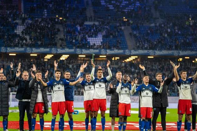 Deutschland: Fussball 1. Liga, 6. Spieltag 2025 2026, Hamburger SV - FSV Mainz 05 am 05.10. in Hamburg (Volksparkstadion): Die Mannschaft des HSV feiert den 4:0 Sieg mit den Fans. Copyright: xSvenxHeidmannx