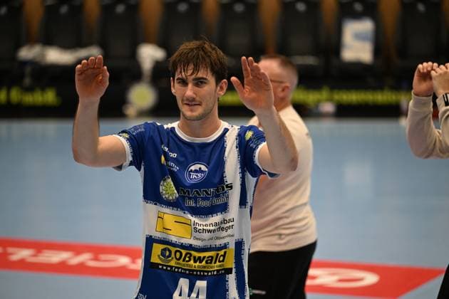 RECORD DATE NOT STATED Stephan Seitz (44; ThSV Eisenach) hebt die Arme in der Werner-Assmann Halle Stephan Seitz (44; ThSV Eisenach) hebt die Arme Copyright: xJoshuaxHildebrandtx