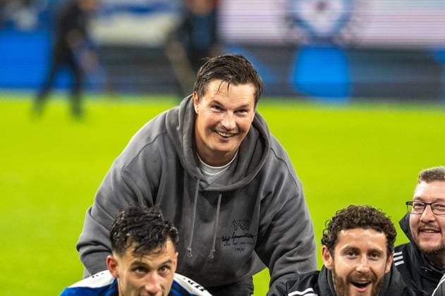 Deutschland: Fussball 1. Liga, 6. Spieltag 2025 2026, Hamburger SV - FSV Mainz 05 am 05.10. in Hamburg (Volksparkstadion): Die Mannschaft des HSV feiert den 4:0 Sieg mit den Fans. Mittendrin Merlin Polzin (Trainer Hamburger SV) Copyright: xSvenxHeidmannx