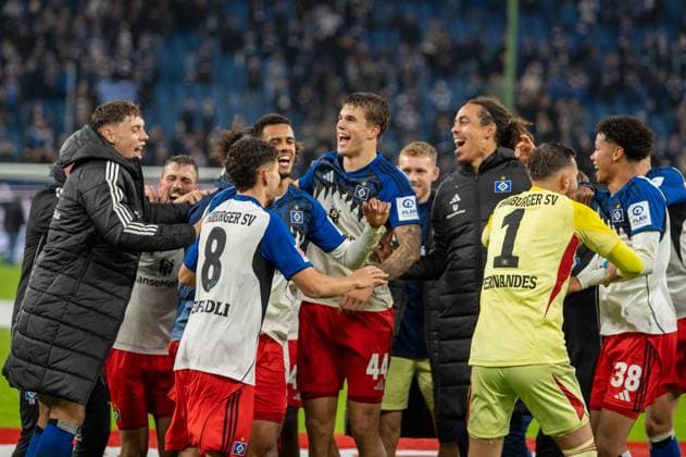 Deutschland: Fussball 1. Liga, 6. Spieltag 2025 2026, Hamburger SV - FSV Mainz 05 am 05.10. in Hamburg (Volksparkstadion): Die Mannschaft des HSV feiert den 4:0 Sieg mit den Fans. Copyright: xSvenxHeidmannx