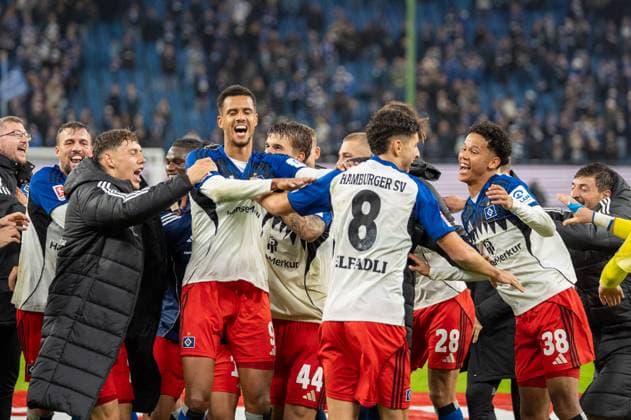 Deutschland: Fussball 1. Liga, 6. Spieltag 2025 2026, Hamburger SV - FSV Mainz 05 am 05.10. in Hamburg (Volksparkstadion): Die Mannschaft des HSV feiert den 4:0 Sieg mit den Fans. Copyright: xSvenxHeidmannx