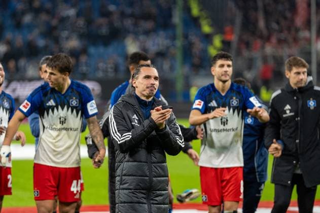 Deutschland: Fussball 1. Liga, 6. Spieltag 2025 2026, Hamburger SV - FSV Mainz 05 am 05.10. in Hamburg (Volksparkstadion): Die Mannschaft des HSV feiert den 4:0 Sieg mit den Fans. Rayan Philippe (Hamburger SV 14) Copyright: xSvenxHeidmannx