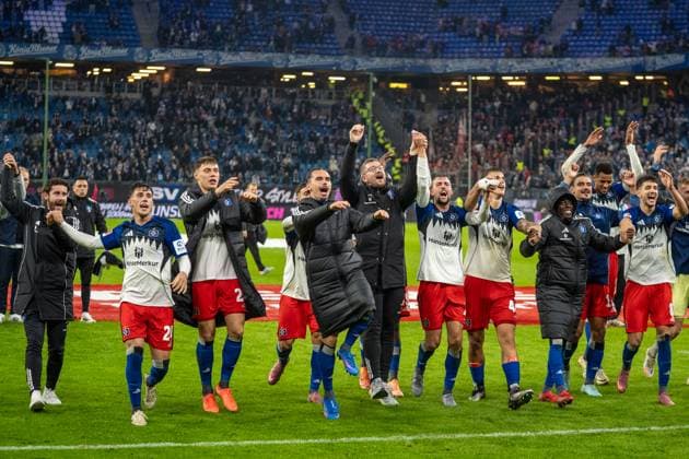 Deutschland: Fussball 1. Liga, 6. Spieltag 2025 2026, Hamburger SV - FSV Mainz 05 am 05.10. in Hamburg (Volksparkstadion): Die Mannschaft des HSV feiert den 4:0 Sieg mit den Fans. Copyright: xSvenxHeidmannx