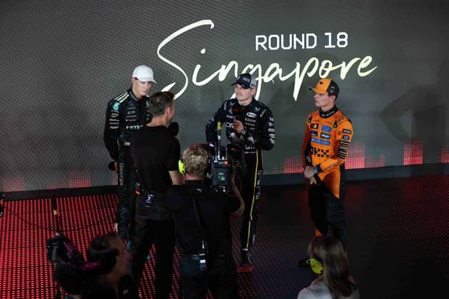 F1 - SINGAPORE GRAND PRIX 2025 RUSSELL George (gbr), Mercedes AMG F1 Team W16, portrait, VERSTAPPEN Max (ned), Red Bull Racing RB21, portrait and NORRIS Lando (gbr), McLaren F1 Team MCL39, portrait during the 2025 Formula 1 Singapore Grand Prix, 18th round of the 2025 FIA Formula One World Championship, WM, Weltmeisterschaft from October 3 to 5, 2025 on the Marina Bay Street Circuit, in Singapore - SingaporeSingapore Copyright: xEricxAlonsox