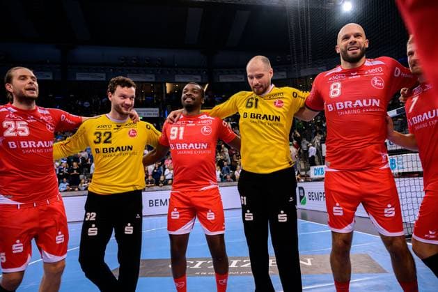 Stuttgart: HBL- 25 26 - TVB Stuttgart - MT Melsungen v.li. Olle Forsell Schefvert (Melsungen), Torhueter Kristof Palasics (Melsungen), Sadou Ntanzi (Melsungen), Torhueter Laszlo Bartucz (Melsungen), Adrian Sipos (Melsungen) Schlussjubel Schlußjubel Emotion Freude Stuttgart Porsche Arena Baden-Württemberg Deutschland