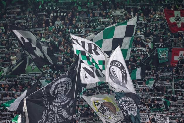 05.10.2025, Fußball, Borussia Mönchengladbach - SC Freiburg, 1. Fußball Bundesliga, Borussia-Park, Saison 2025 2026: Fans Zuschauer Fußballfans Borussiafans Fanschal Schalparade Schal Schals DFB regulations prohibit any use of photographs as image sequences and or quasi-video. Nordrhein-Westfalen Deutschland