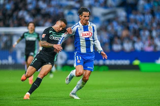 RCD ESPANYOL v REAL BETIS. RCDE STADIUM BARCELONA. October 5,2025 RCD ESPANYOL vs REAL BETIS October 5,2025 Pere Milla (11) of RCD Espanyol vies with Antony (7) of Real Betis during the match between RCD Espanyol and Real Madrid corresponding to the eighth day of La Liga EA Sports at RCDE Stadium in Barcelona, Spain. Cornella El Prat ESP Copyright: xS.xRosx