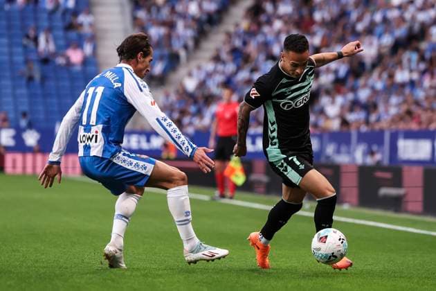 October 5, 2025, Cornella, Barcelona, SPAIN: Antony of Real Betis Balompie and Pere Milla of RCD Espanyol compete for the ball during the Spanish league, La Liga EA Sports, football match played between RCD Espanyol and Real Betis Balompie at RCDE Stadium on October 05, 2025 in Cornella, Barcelona, Spain. Cornella SPAIN - ZUMAa181 20251005_zaa_a181_241 Copyright: xJavierxBorregox