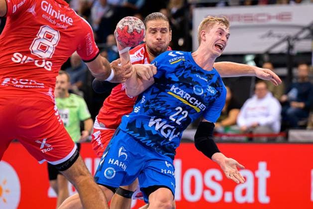 Stuttgart: HBL- 25 26 - TVB Stuttgart - MT Melsungen v. li. im Zweikampf Olle Forsell Schefvert (Melsungen) und Torben Matzken (Stuttgart) Stuttgart Porsche Arena Baden-Württemberg Deutschland