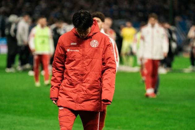 Deutschland, Fußball, 1. Bundesliga 2025 26, 6. Spieltag - HSV gegen 1. FSV Mainz - Volksparkstadion Hamburg: Jae-sung Lee (Mainz, 7) nach der 0:4 Niederlage gegen den HSV. Copyright: xJamesxZabelx