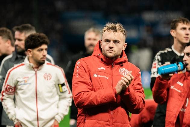 Deutschland, Fußball, 1. Bundesliga 2025 26, 6. Spieltag - HSV gegen 1. FSV Mainz - Volksparkstadion Hamburg: Benedict Hollerbach (Mainz, 17) nach der 0:4 Niederlage gegen den HSV. Copyright: xJamesxZabelx