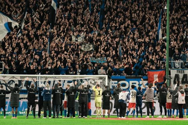 Deutschland, Fußball, 1. Bundesliga 2025 26, 6. Spieltag - HSV gegen 1. FSV Mainz 05 - Volksparkstadion Hamburg: HSV Team feiert mit den Fans nach der 4:0 gegen Mainz 05. Copyright: xJamesxZabelx