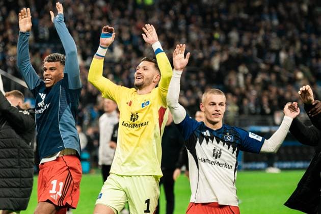 Deutschland, Fußball, 1. Bundesliga 2025 26, 6. Spieltag - HSV gegen 1. FSV Mainz 05 - Volksparkstadion Hamburg: Daniel Heuer Fernandes (HSV, 1) und Miro Muheim (HSV, 28) feiern mit den Fans nach der 4:0 gegen Mainz 05. Copyright: xJamesxZabelx